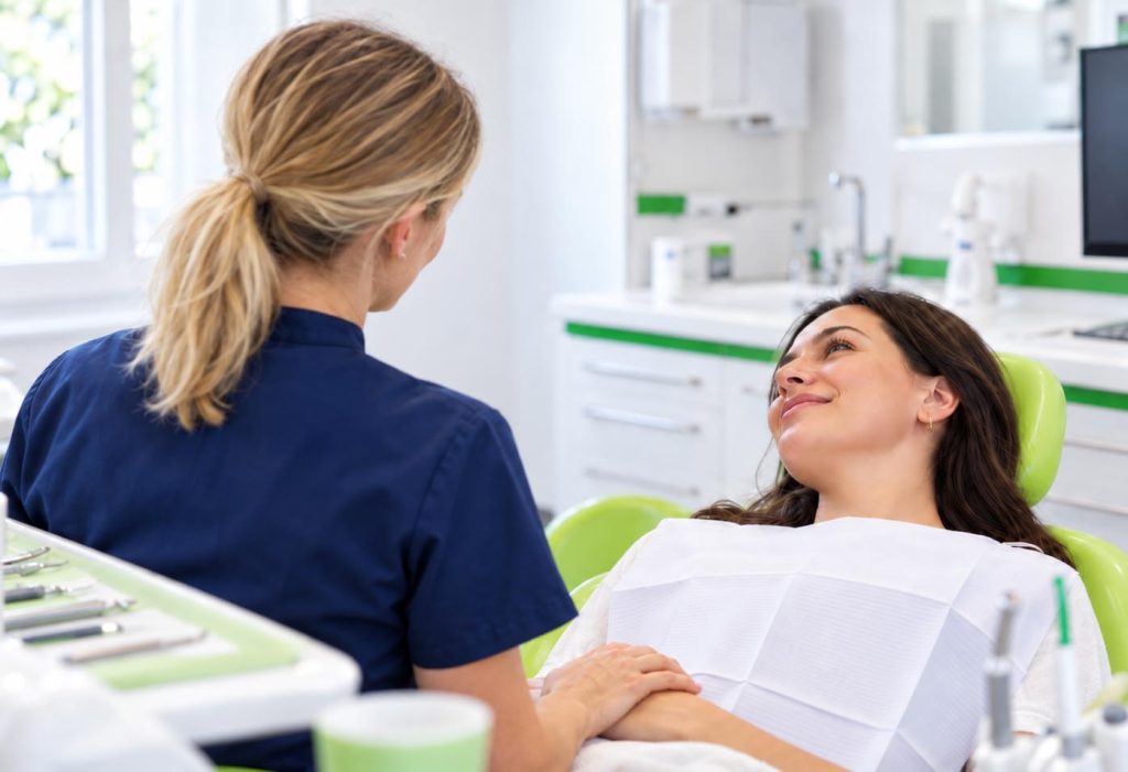 Einfühlsames Gespräch zwischen Zahnärztin und Patientin vor der Behandlung