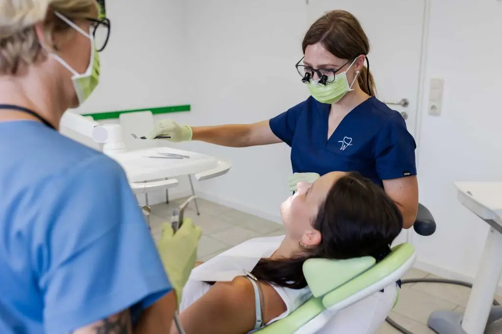 Untersuchung und Behandlung des Zahnfleisches bei einer Patientin
